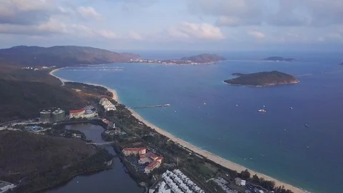 Aerial Drone View of Sanya Ya Long Bay Beach, quick zoom from west to east 库存影片 106977579