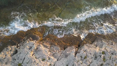 Aerial drone view of sea waves and rocks on the beach. 스톡 동영상 209977754