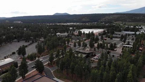 Aerial drone view of a small hilly town, Flagstaff mountain, Arizona, USA Vídeos de archivo 96498545