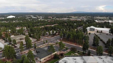 Aerial drone view of a small hilly town, Flagstaff mountain, Arizona, USA Vidéo 96498835