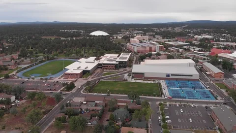 Aerial drone view of a small hilly town, Flagstaff mountain, Arizona, USA Vidéo 96502807