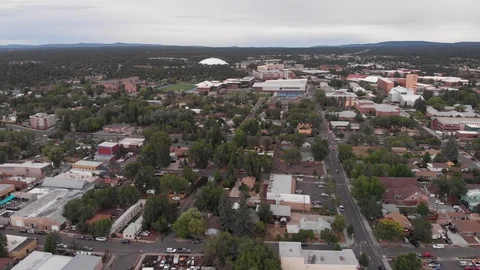 Aerial drone view of a small hilly town, Flagstaff mountain, Arizona, USA Vídeos de archivo 96502965
