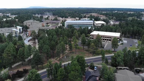 Aerial drone view of a small hilly town, Flagstaff mountain, Arizona, USA Vidéo 96505574