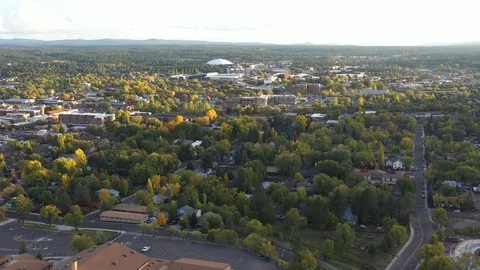Aerial drone view of a small hilly town, Flagstaff mountain, Arizona, USA Vídeos de archivo 97336086
