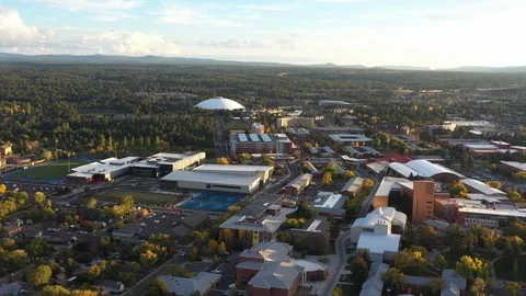 Aerial drone view of a small hilly town, Flagstaff mountain, Arizona, USA Vídeos de archivo 97336103