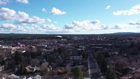 Aerial drone view of a small hilly town, Flagstaff mountain, Arizona, USA Vidéo 126475885