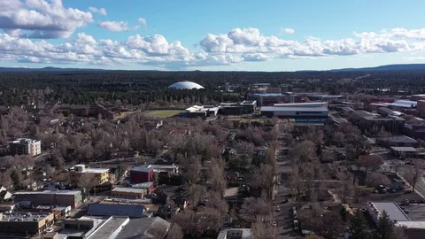 Aerial drone view of a small hilly town, Flagstaff mountain, Arizona, USA Vidéo 126483922
