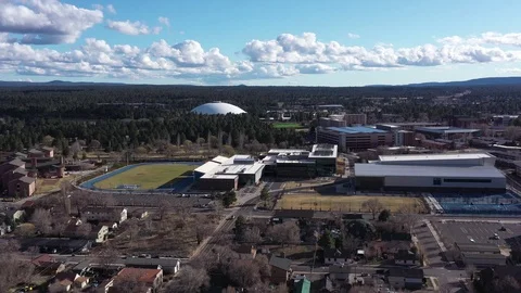 Aerial drone view of a small hilly town, Flagstaff mountain, Arizona, USA Vídeos de archivo 126484141