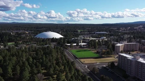 Aerial drone view of a small hilly town, Flagstaff mountain, Arizona, USA Vídeos de archivo 126484289