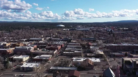 Aerial drone view of a small hilly town, Flagstaff mountain, Arizona, USA Vídeos de archivo 126484470