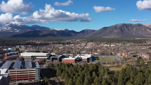 Aerial drone view of a small hilly town, Flagstaff mountain, Arizona, USA Vídeos de archivo 126485103