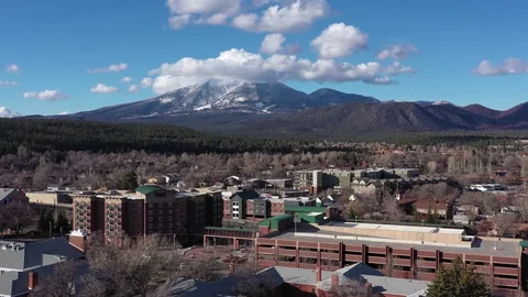 Aerial drone view of a small hilly town, Flagstaff mountain, Arizona, USA Vídeos de archivo 126485210