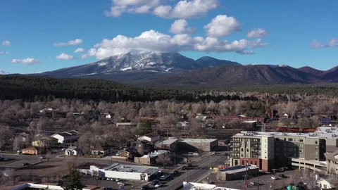 Aerial drone view of a small hilly town, Flagstaff mountain, Arizona, USA Vidéo 126485305