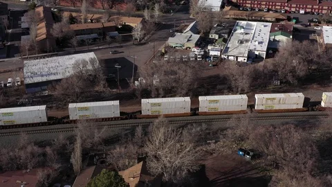 Aerial drone view of a small hilly town, Flagstaff mountain, Arizona, USA Vídeos de archivo 126485392
