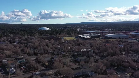 Aerial drone view of a small hilly town, Flagstaff mountain, Arizona, USA Vidéo 126485805
