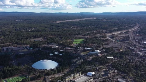 Aerial drone view of a small hilly town, Flagstaff mountain, Arizona, USA Vídeos de archivo 126486582