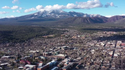 Aerial drone view of a small hilly town, Flagstaff mountain, Arizona, USA Vídeos de archivo 126487135