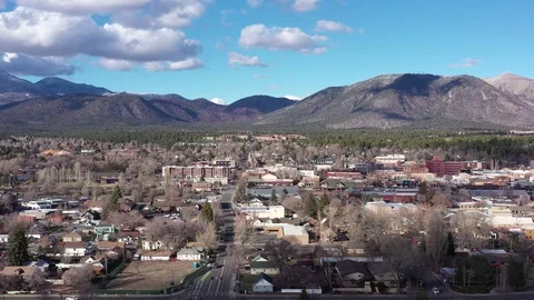 Aerial drone view of a small hilly town, Flagstaff mountain, Arizona, USA Vídeos de archivo 126488047