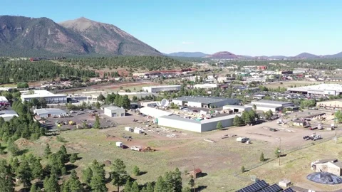 Aerial drone view of a small hilly town, Flagstaff mountain, Arizona, USA Vídeos de archivo 132930824