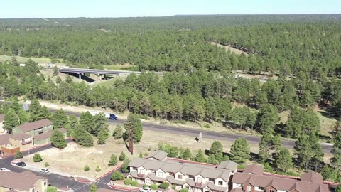 Aerial drone view of a small hilly town, Flagstaff mountain, Arizona, USA Vidéo 132930829