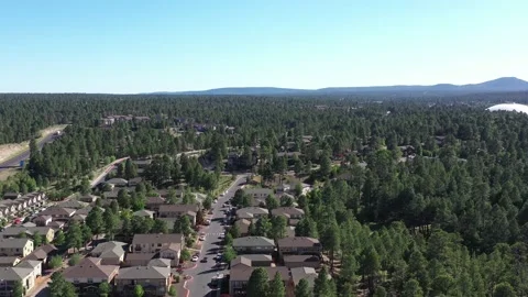 Aerial drone view of a small hilly town, Flagstaff mountain, Arizona, USA Vidéo 132930832