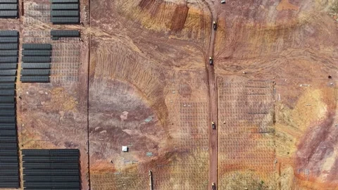 Aerial Drone View of Solar Panel Farm Construction 스톡 동영상 333805449