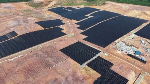 Aerial Drone View of Solar Panel Farm Construction Progress 스톡 동영상 334590193