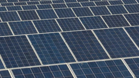 Aerial drone view of solar panel surfaces in close-up detail showing Vidéo 336616260