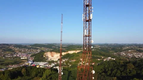 Aerial drone view of a telecommunications tower for TV, radio, and mobile Vidéo 341584996