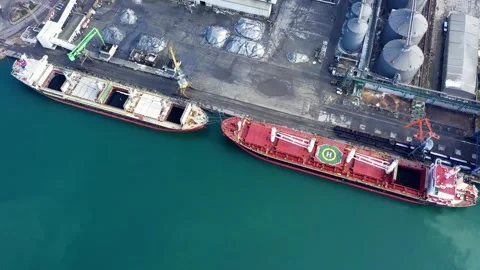 Aerial drone view of Terminal for cargo handling activities and cargo ships at Vidéo 332570791