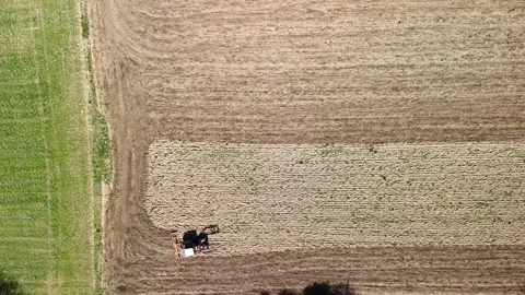 Aerial Drone View of Tractor Plowing Agricultural Field Vídeos de archivo 332565310