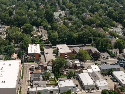Aerial drone view of tree-lined residential neighborhood with detached homes and 스톡 사진
