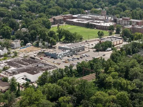 Aerial drone view of tree-lined residential neighborhood with detached homes and Stock-Fotos