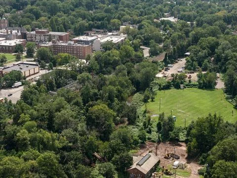 Aerial drone view of tree-lined residential neighborhood with detached homes and Stock-Fotos