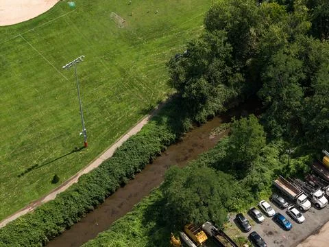 Aerial drone view of tree-lined suburban intersection, nearby homes, and local 库存照片