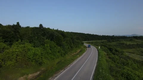 Aerial Drone View Van Driving on Curvy Mountain asphalt Road in summer Vidéo 244544000