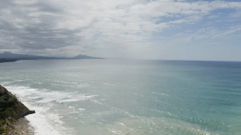 Aerial Drone View of waves bouncing on rocks at the beach. Beautiful blue Vídeos de archivo 119348937