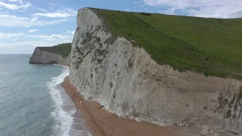Aerial drone view of the white cliffs at the South jurassic coast of England 스톡 동영상 161869148
