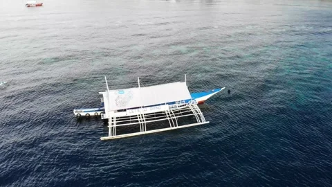 Aerial Drone Wide Orbit Diving Boat, Alona Beach Panglao Philippines, 4K Vídeo Stock 335646564