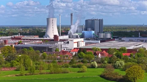 Aerial Drone Wide View Power Plant Cooling Tower Steam Green Landscape Vidéo 337359153