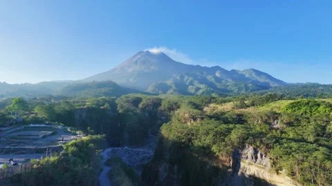 Aerial drone zoom to merapi volcano landscape for travel documentary Vídeos de archivo 344029554