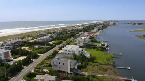 Aerial of Dune Road in the hamptons Vídeos de archivo 140154713