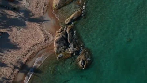 Aerial Elevating Drone Shot. Flying along the ocean coast. View of the sea waves Vídeos de archivo 134328824