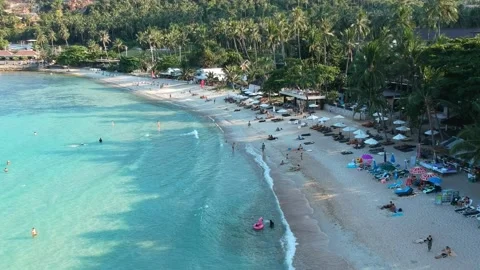 Aerial Elevating Drone Shot. Flying along the ocean coast. View of the sea waves Vídeos de archivo 136827926
