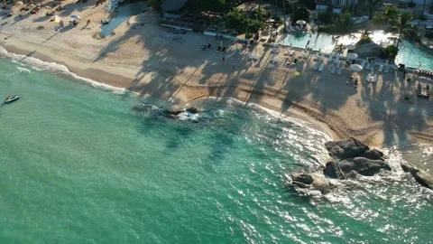 Aerial Elevating Drone Shot. Flying along the ocean coast. View of the sea waves Stock-Footage 137583849
