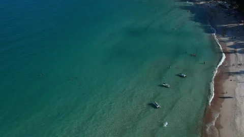 Aerial Elevating Drone Shot. Flying along the ocean coast. View of the sea waves Vídeos de archivo 144312839