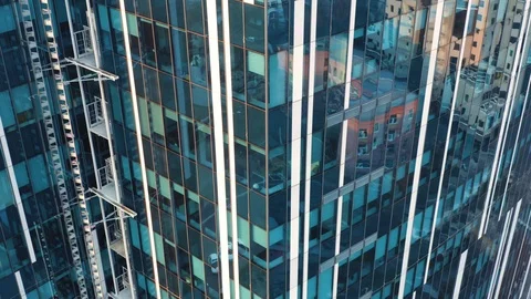 Aerial elevator shot of the corner of glassed skyscraper exterior Vídeos de archivo 126946444