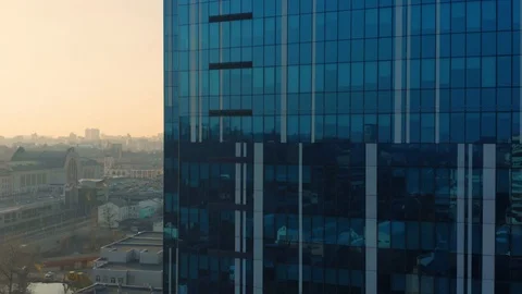Aerial elevator shot of glassed skyscraper exterior with a city reflection Vídeos de archivo 126679104