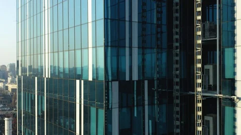 Aerial elevator shot of glassed skyscraper exterior with a city reflection Vídeos de archivo 126945261
