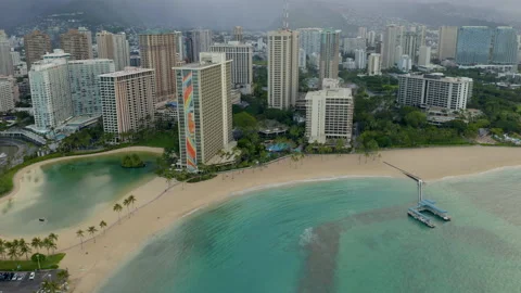 Aerial Empty Waikiki Beach with Cloudy mountains during pandemic Видео 136633688